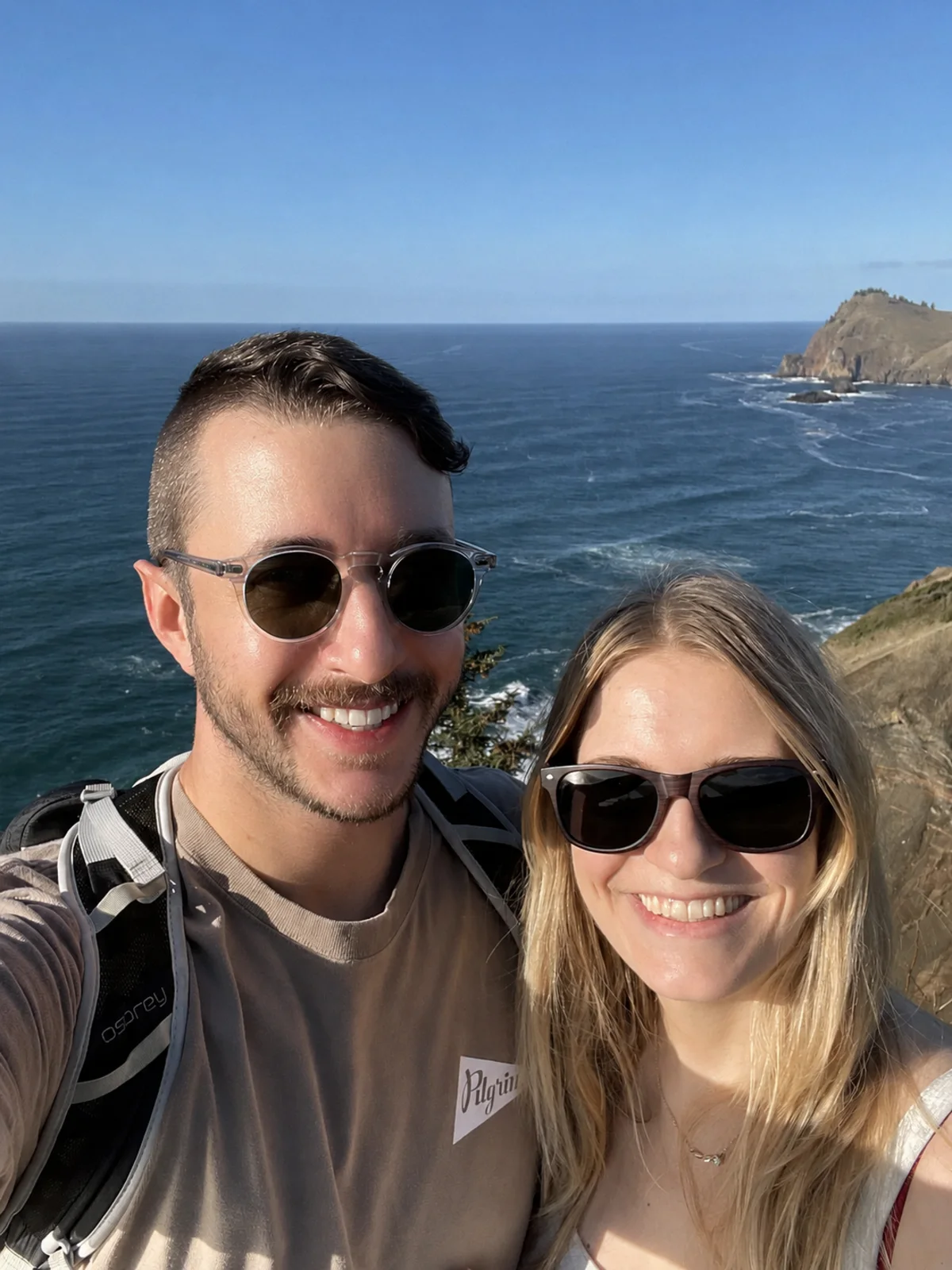 Saskia and Eli smiling on the Oregon coast